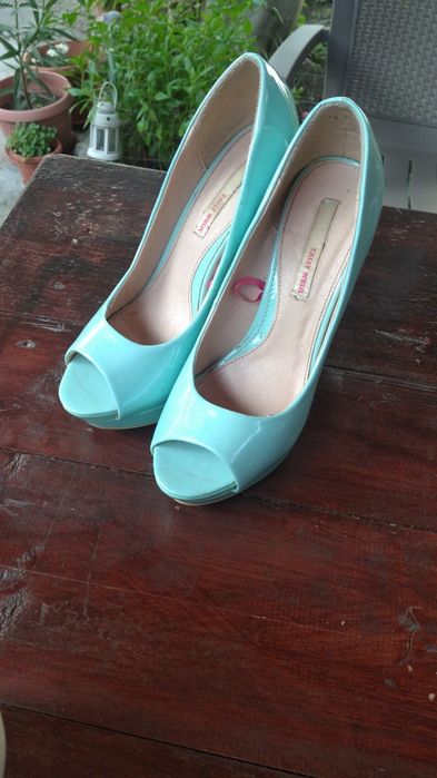 Дамски обувки на висок ток, токчета