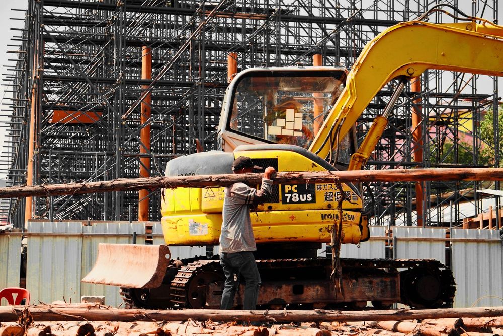 Închiriez miniexcavator și miniîncărcător (Bobcat) cu operator - excavații, săpături și amenajări teren