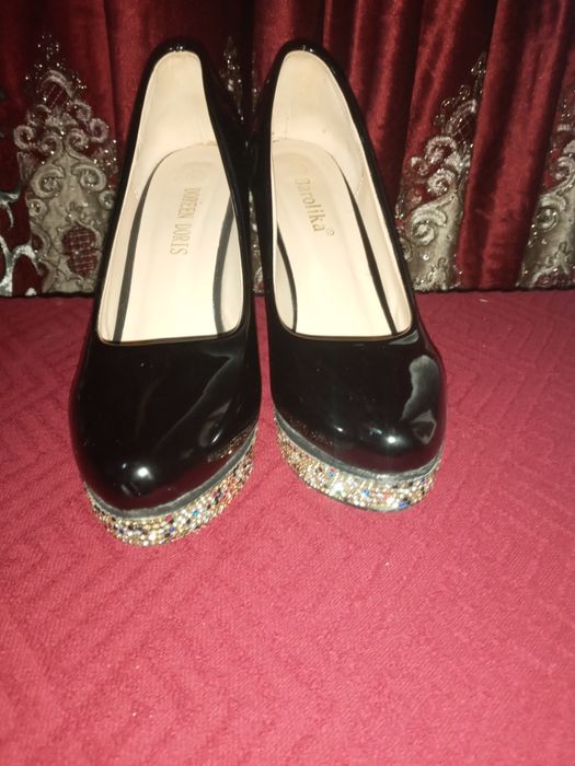 Женская туфелька