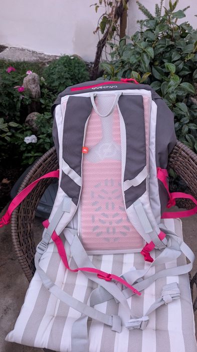 Продавам раница Quechua 20