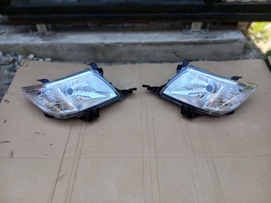 Фара Toyota Hilux 2011-15