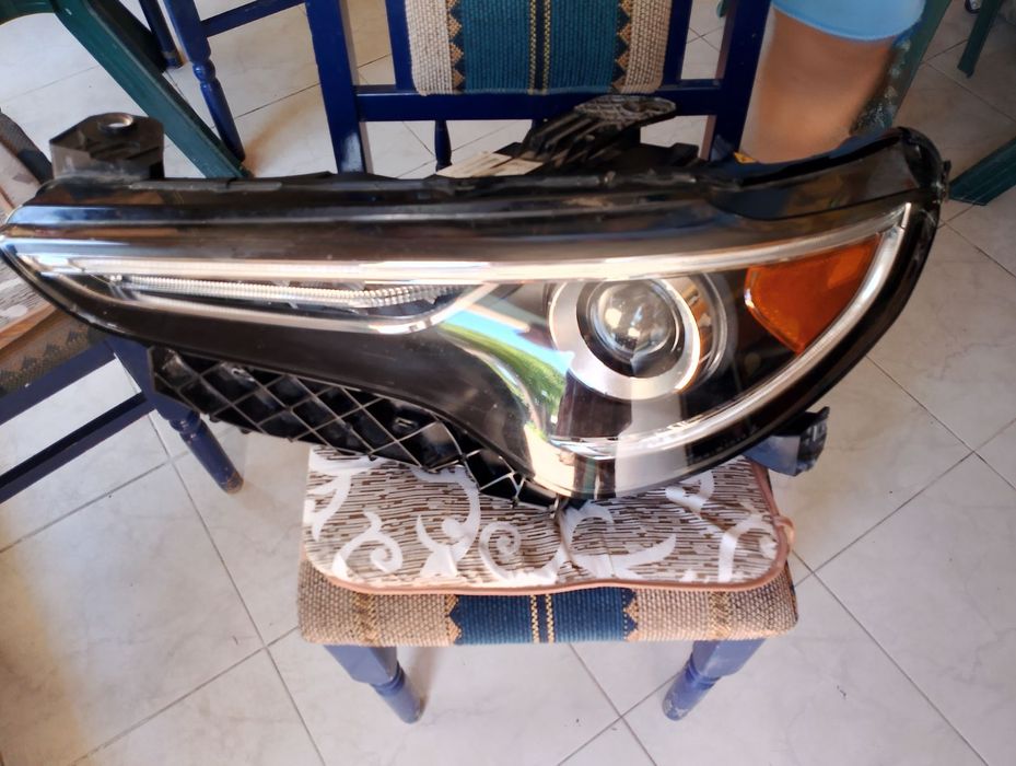 Продавам фар ляв alfa romeo stelvio 2019