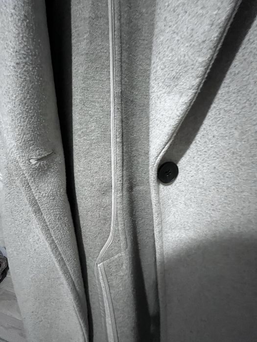 Серое пальто до колен