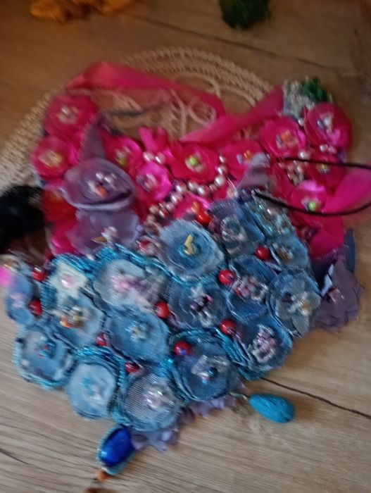 Vand coliere și martisoare făcute manual