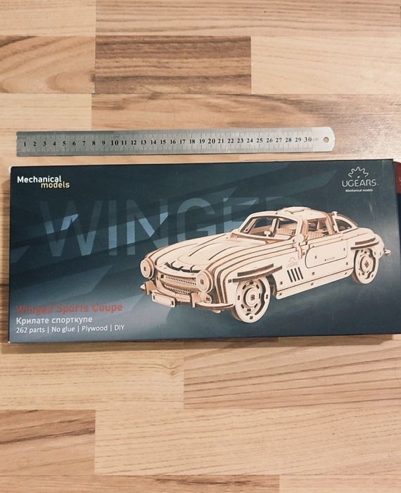 Setul Ugears Winged Sports Coupe este un puzzle 3D mecanic din lemn.