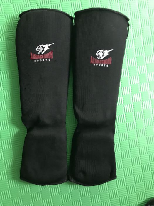 Черни Мма ръкавици и протектори за крака