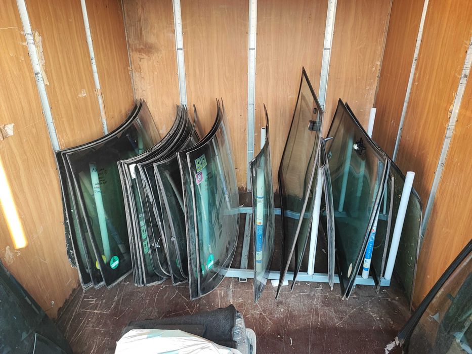 Стъкла предни задни и за врати от Мерцедес