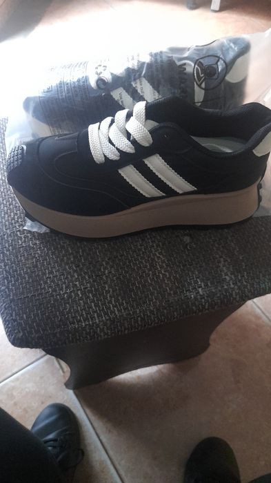 Adidasi nou cu etichet