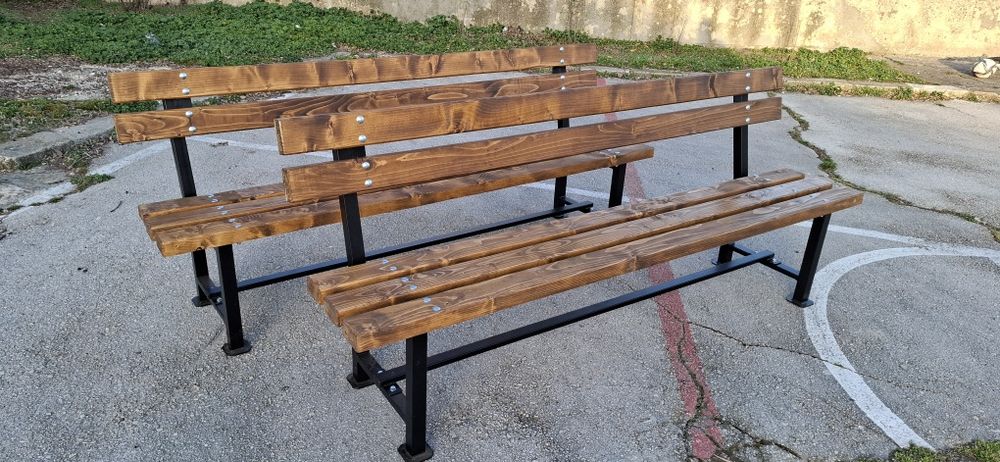 Пейка от прахово боядисан метален профил и иглолистна дървесина.