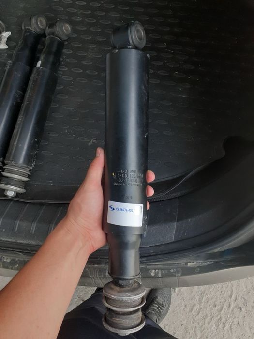 Продам амортизаторы на мерседес G 500, G55 2013г