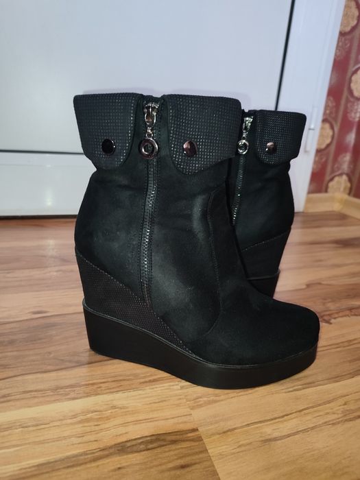 Черни боти с вградена платформа Tendenz