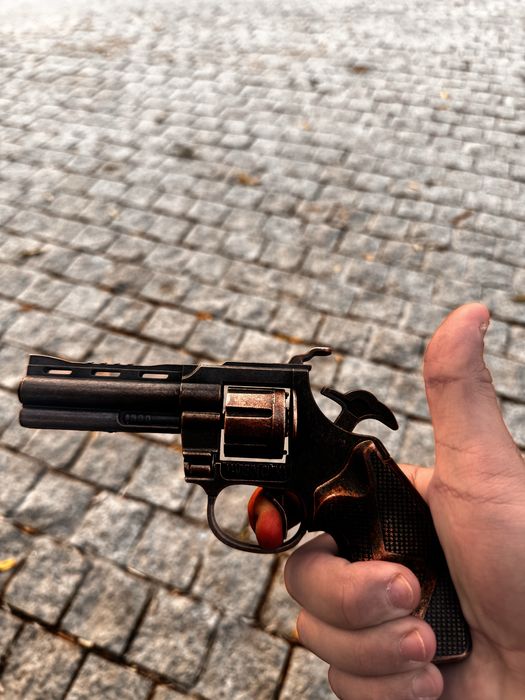 pistolet revolver metalichskiy
