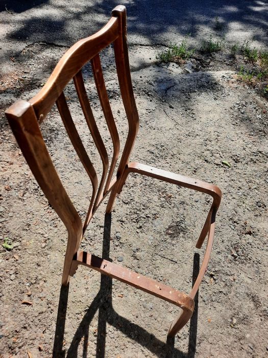 Отдам румынский стул винтаж дерево