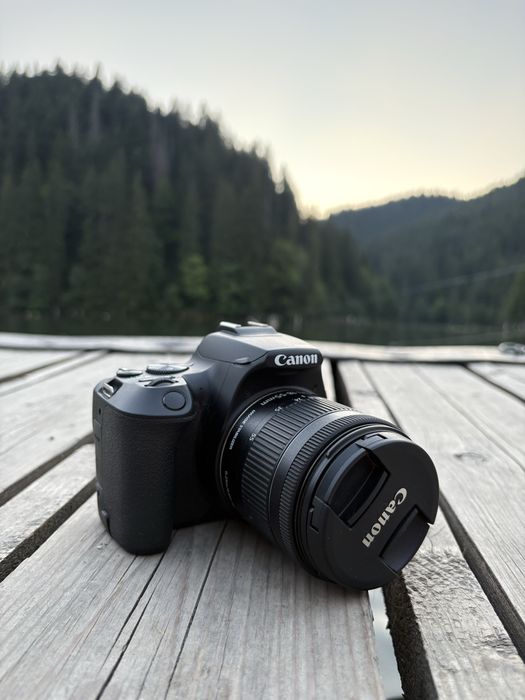 Aparat Foto Canon EOS250D