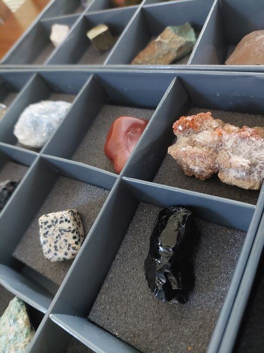 Colecție de  de pietre semiprețioase.