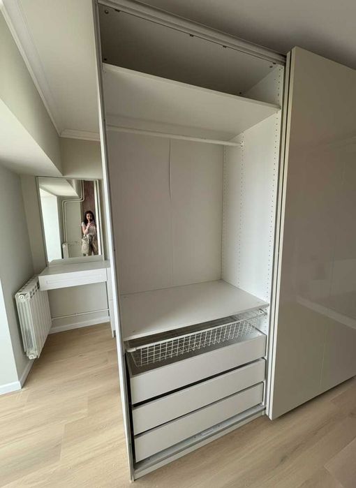 Vand dressing IKEA PAX cu uși glisante HOKKSUND, alb-crem lucios stare buna