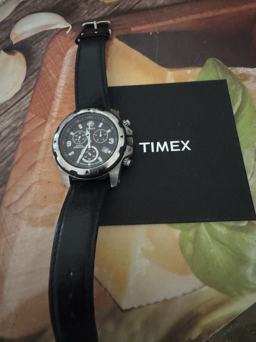 Продавам часовник timex