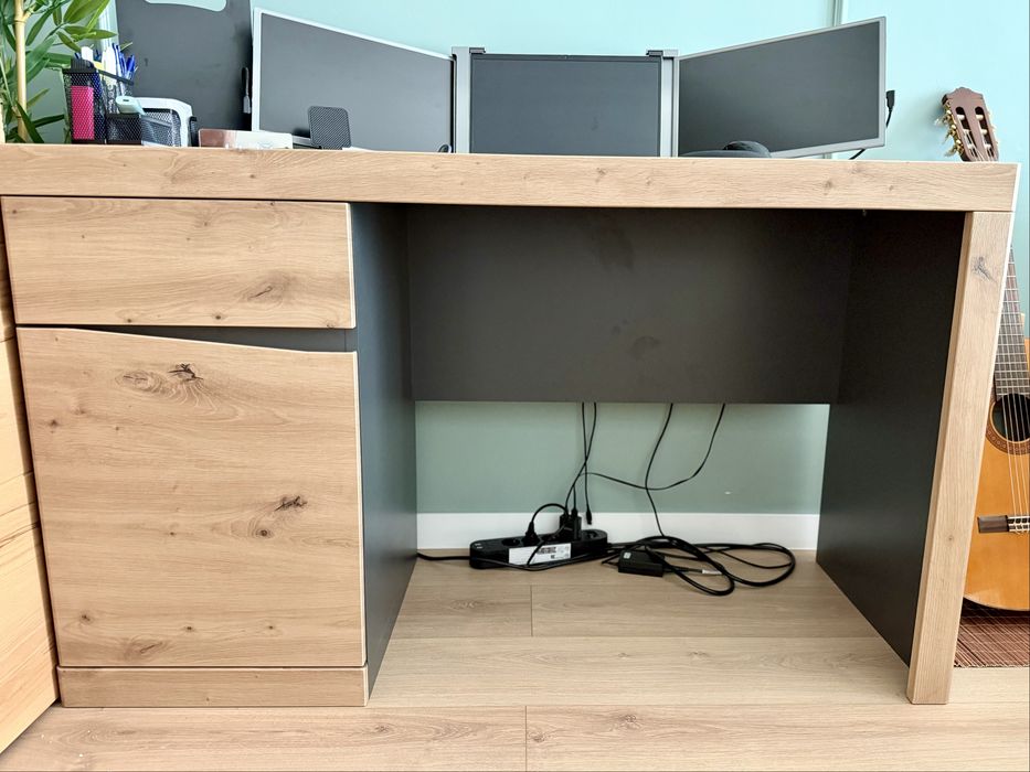 Стилно бюро с чекмеджета – чисто ново (Moemax)