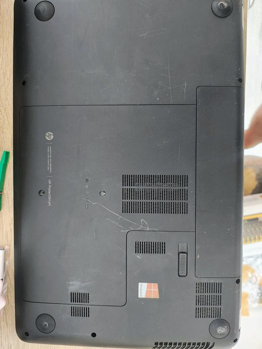 Vând laptop HP Pavilion  17 - bs0xx - AMD E1- 4gb RAM - 180ssd -