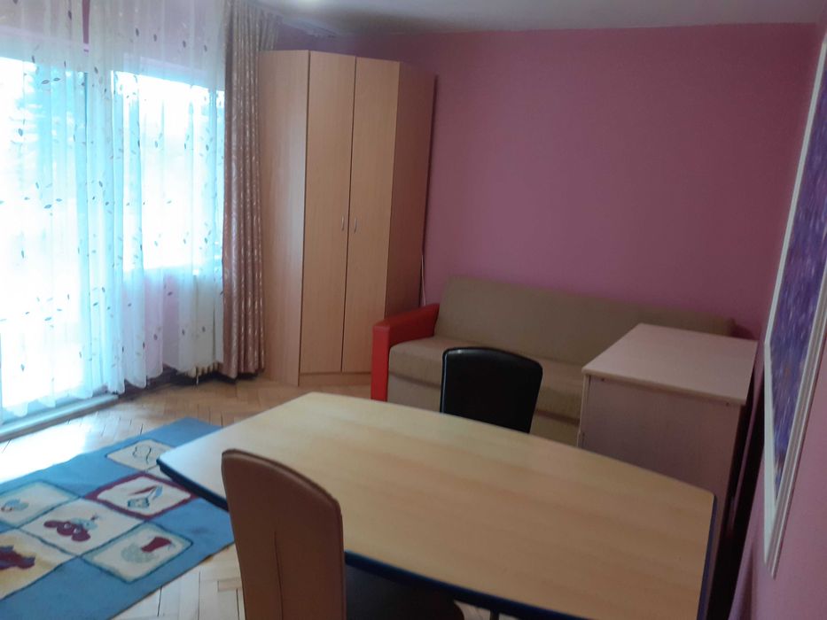 Dau in chirie apartament cu 3 camere