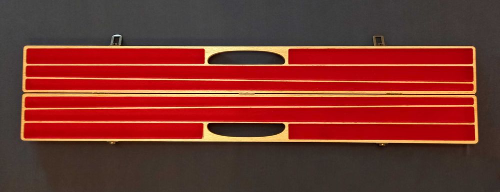 Кейс для двусоставного кия с удлинителем.