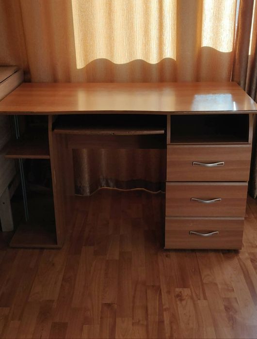 Birou cu sertare, Lems
