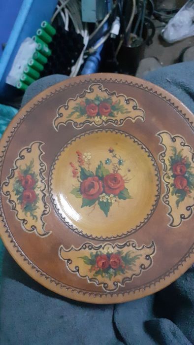 Farfurii decorative pictate pe lemn in ulei