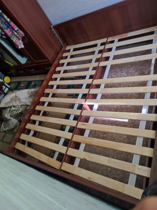 Продам 2х  спальную кровать.