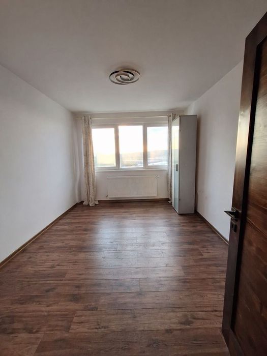 De închiriat apartamet cu 3 camere
