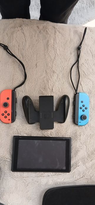 Nintendo Switch с 6 игри, протектор, гуменки за джойстик и кейс