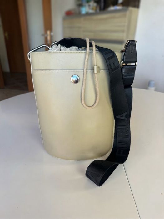 Furla bucket bag бежова чанта