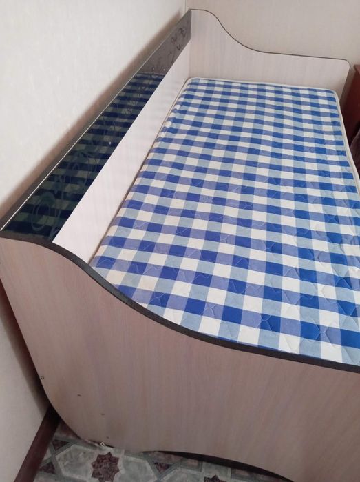 Кровать с матрасом