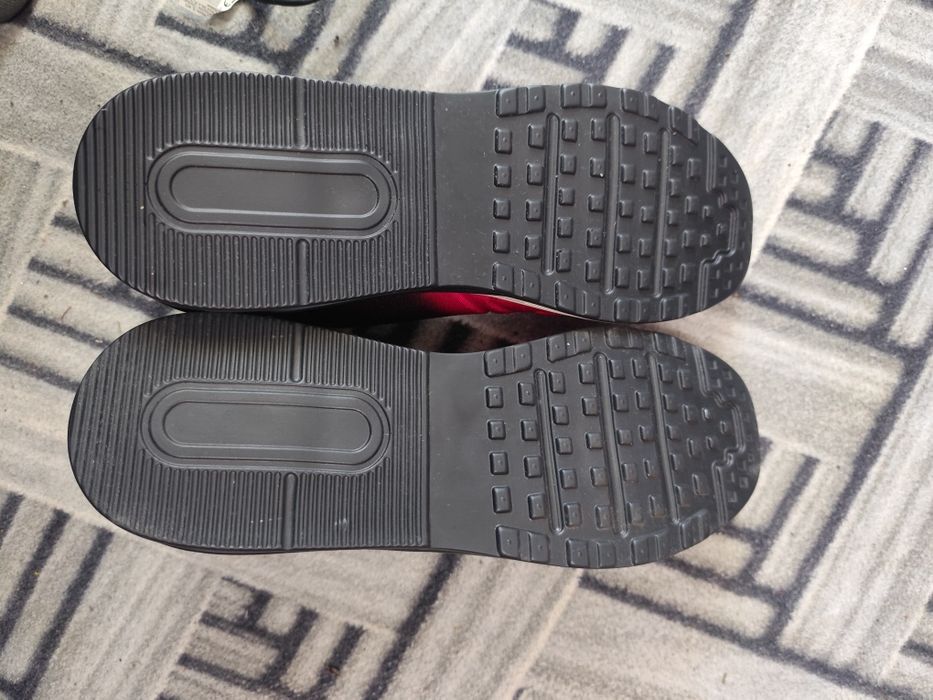 Adidași noi de vânzare