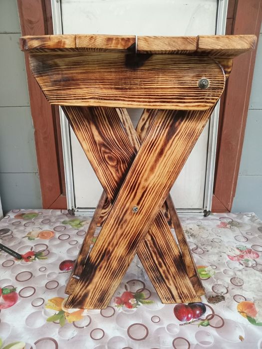 Продам стол и два стульчика.