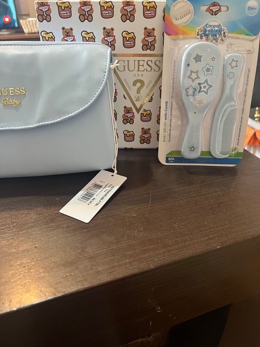 Бебешки комплект,нов,с повивалник,четка и гребенче за коса