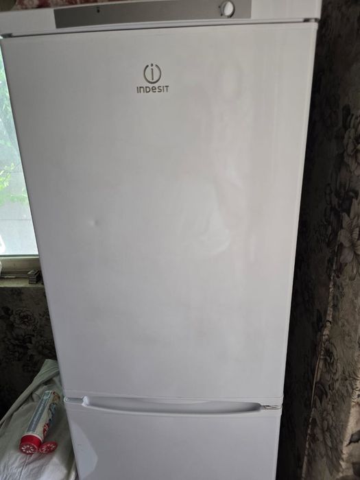 Холодильник indesit
