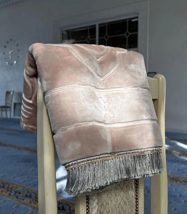 Порно қыздарды жасанды шәуетпен толтырады