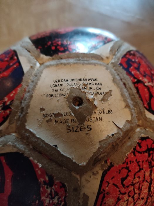 Продаю порванный футбольный мяч