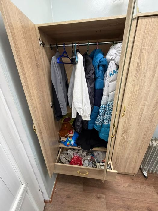 Шифонер, диван и прихожая. Продам