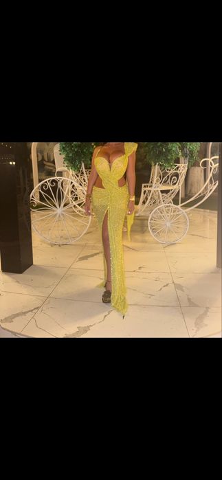 Rochie de seara , un material deosebit de spectaculos