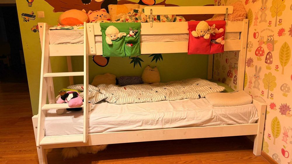 Pat cu saltele si lenjeri