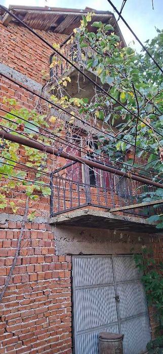 Продавам къща на 3 етажа. Къщата е 300 квадрата с двор който е около 300 квадрата. Къщата се намира в село Ковачите