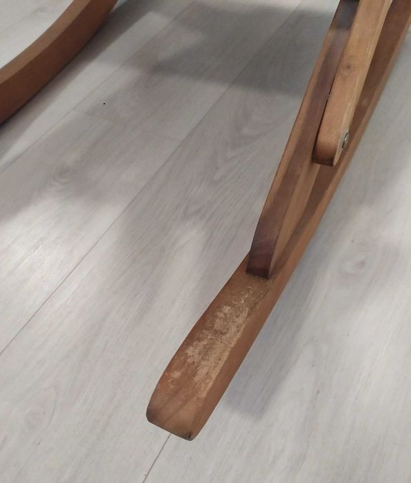 Продавам люлеещ се стол от акация - марка VonHaus