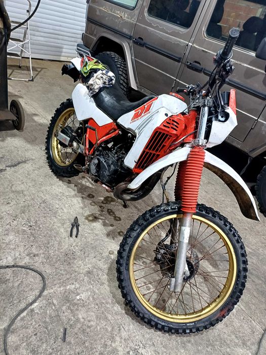 Продавам Yamaha DT200R
