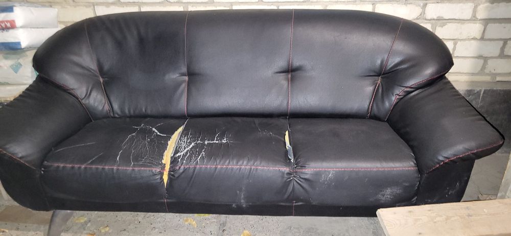 Продаю черный диван