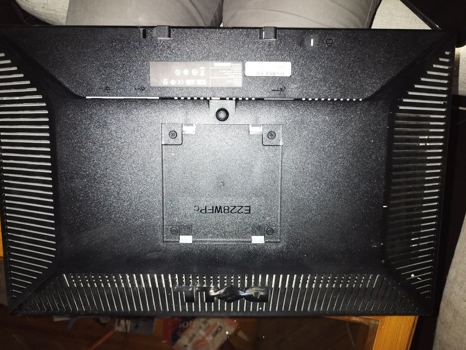 Монитор Dell E226WFPc LCD 22" продавам 2 бр, работят без забележка
