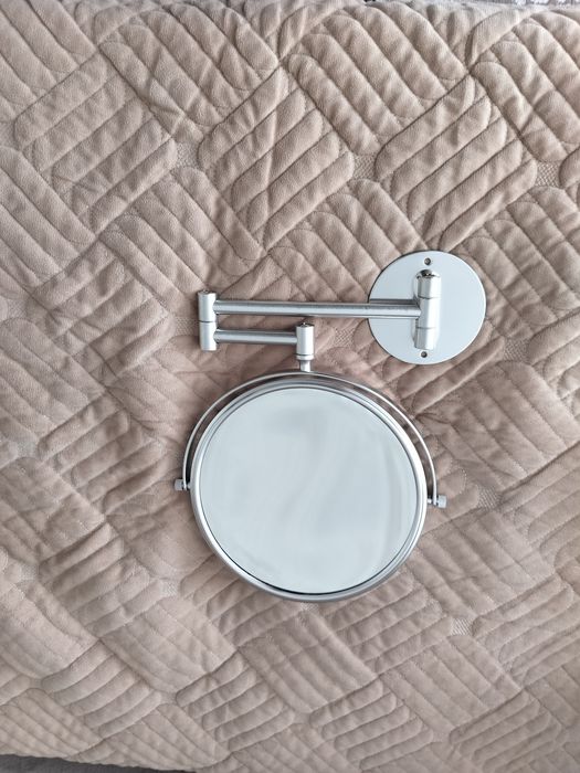 Настенное поворотно е зеркало .