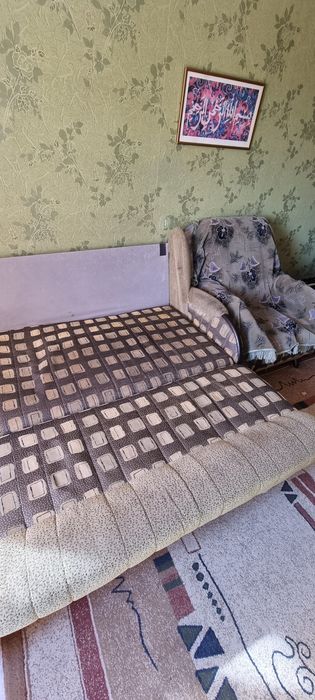 Срочно продам прочный диван с креслом