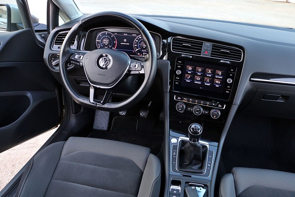 VW Golf VII 2.0TDi 2018 Cockpit Alcantara  Bi-xenon LED Jante 19"