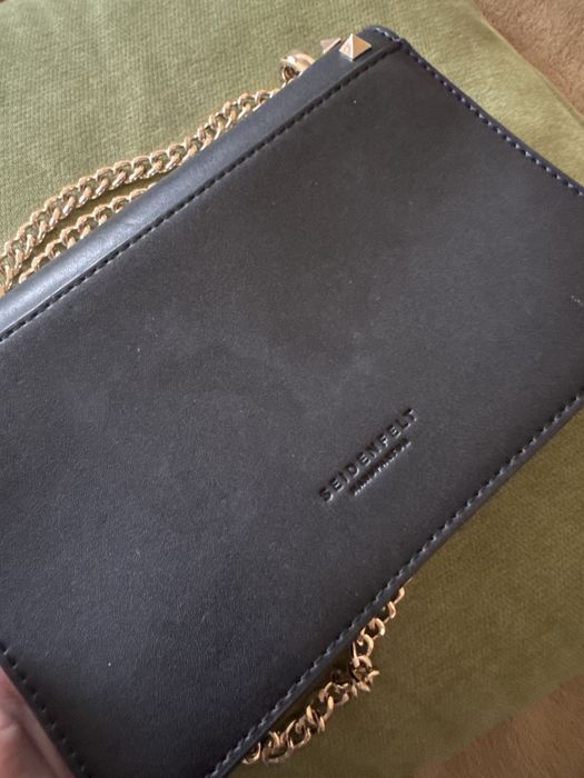 Geanta crossbody neagra cu detalii aurii
